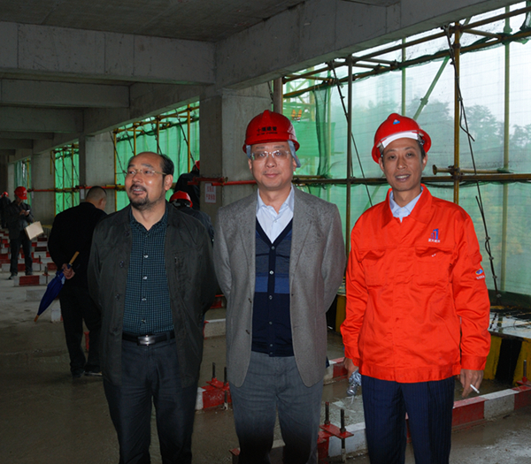 市建管處王主任與藍天領導合影